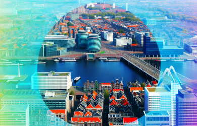 Panorama miasta z lotu ptaka z widokiem na Amsterdam, Rotterdam i Utrecht, z charakterystycznymi budynkami, rzekami i mostami, ukazująca dynamiczne życie miejskie w żywych, kontrastowych kolorach. W tle widać nowoczesne biurowce i przestrzenie biznesowe, symbolizujące rozwój zawodowy i szanse życiowe.